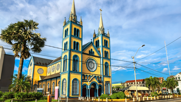Foto van de Sint-Petrus-en-Pauluskathedraal in Paramaribo
