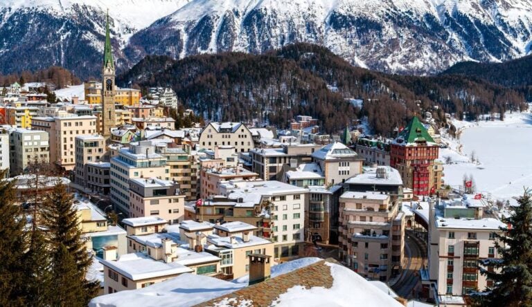 De met sneeuw bedekte bergen rond St. Moritz.