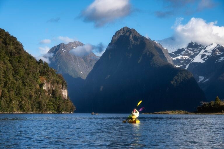 Persoon die kajakt in Milford Sound