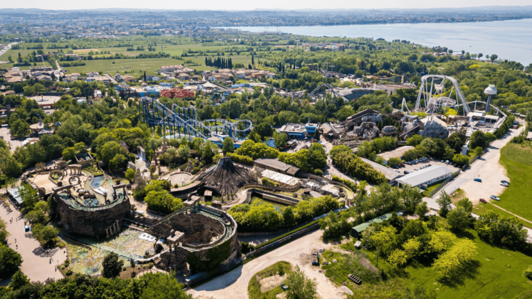 Luchtfoto van Gardaland in Italië, een van de beste pretparken in Europa