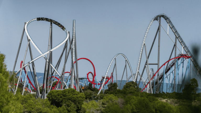 Foto van enkele attracties in Port'Aventura in Spanje, een van de beste pretparken in Europa