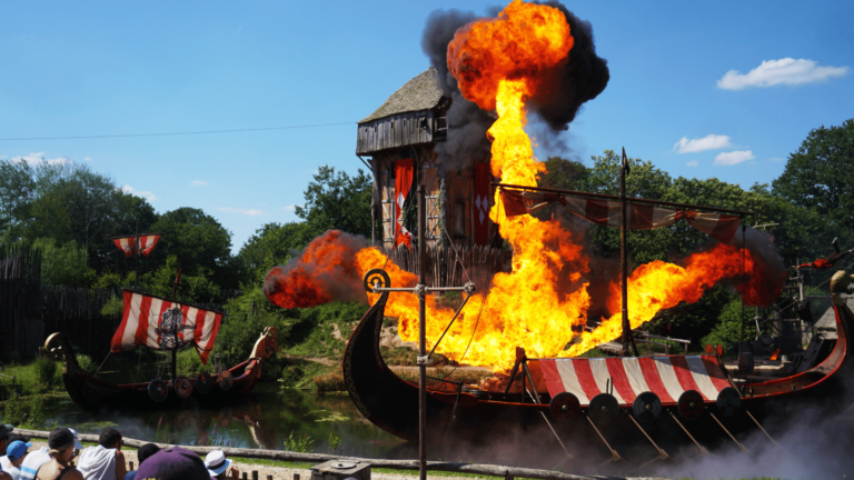 Foto van een vikingshow in Puy du Fou, Frankrijk, een van de beste pretparken in Europa