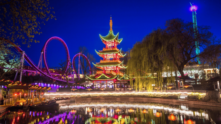 Foto van Tivoli Gardens in Kopenhagen bij avondlicht