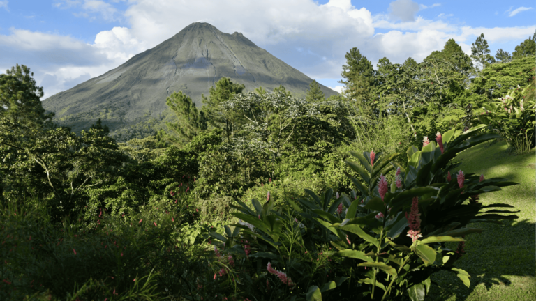 De Arenal-vulkaan en groene vegetatie in Costa Rica 