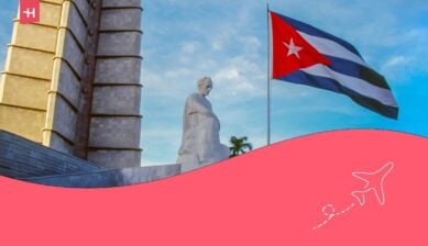 Monument in Havana met de Cubaanse vlag op de achtergrond – beste reistijd voor Cuba.