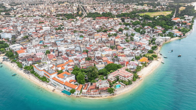 Luchtfoto van Stone Town, het historische centrum van Zanzibar-stad
