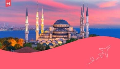 De Blauwe Moskee in Istanbul tijdens een kleurrijke zonsondergang in oktober.