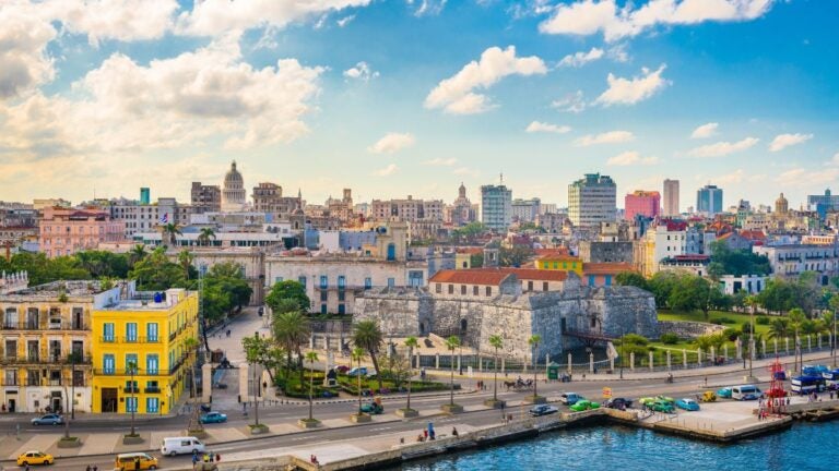 Zicht op de skyline van Havana en de Malecon
