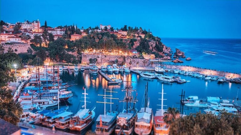 De haven van Antalya in het avondlicht