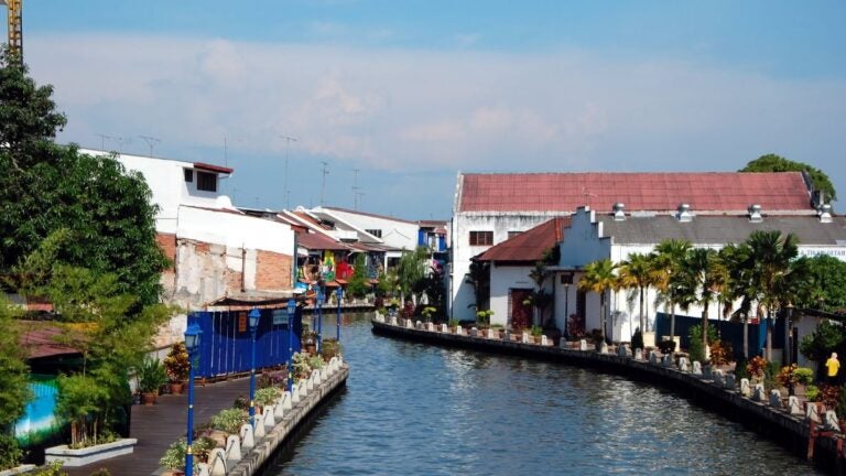 De Melaka-rivier stroomt door het historisch centrum van Melaka