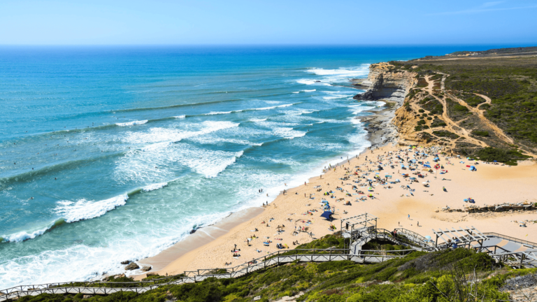 Luchtfoto van een strand in Ericeiras, een van de mooiste plekken van Portugal