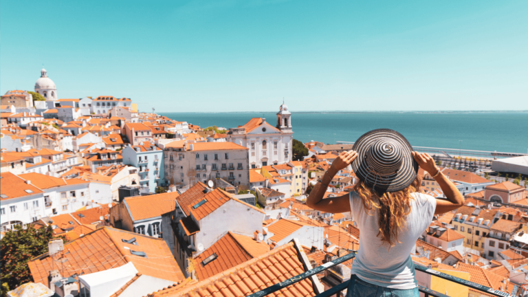 Foto van een vrouw die uitkijkt over de stad Lissabon