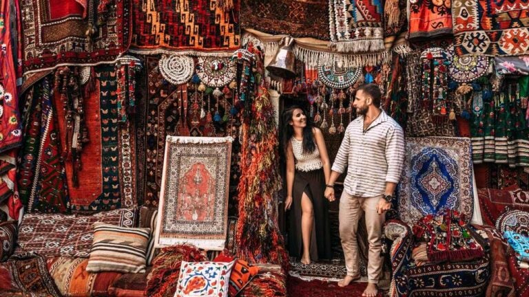 Een koppel bezoekt een tapijtenwinkel in Turkije