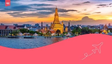 Wat Arun-tempel bij zonsondergang in Bangkok langs de Chao Phraya-rivier in Thailand.