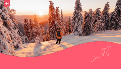 Man wandelt door een sneeuwlandschap bij zonsondergang als uitgelichte afbeelding voor een artikel over wat te doen in Lapland