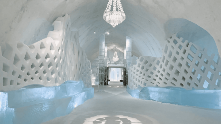 Binnenkant van het Ice Hotel in Kiruna, Zweden