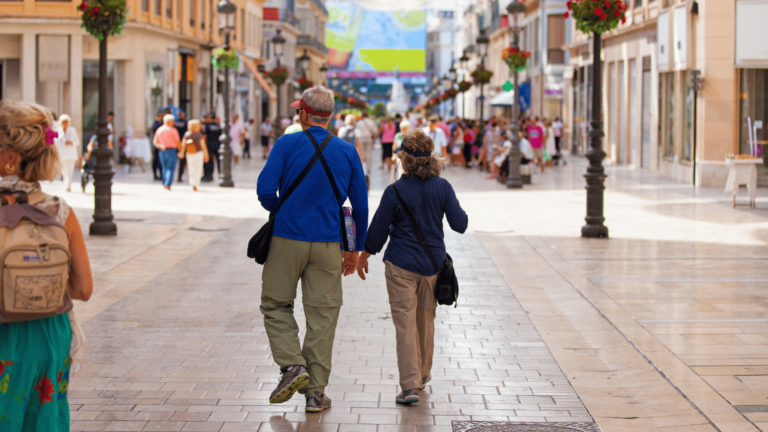 Een koppel wandelt door Calle Larios in Malaga