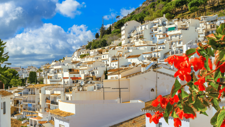 Het witte dorp Mijas ligt op een half uur rijden van Malaga