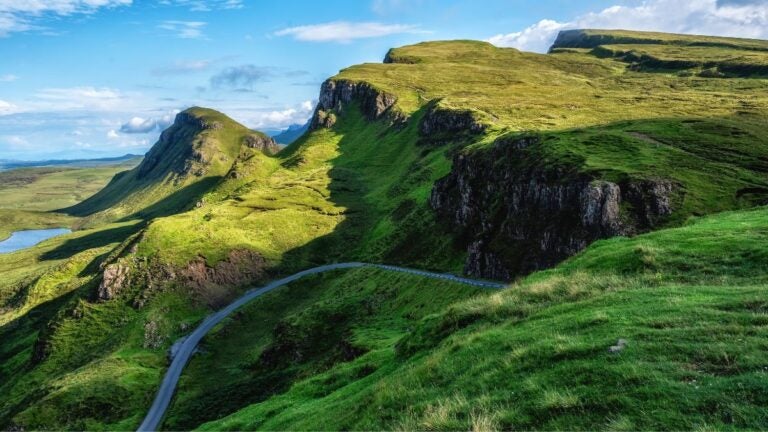 Prachtig zonnig weer en blauwe lucht tijdens een wandeltocht in Schotland.