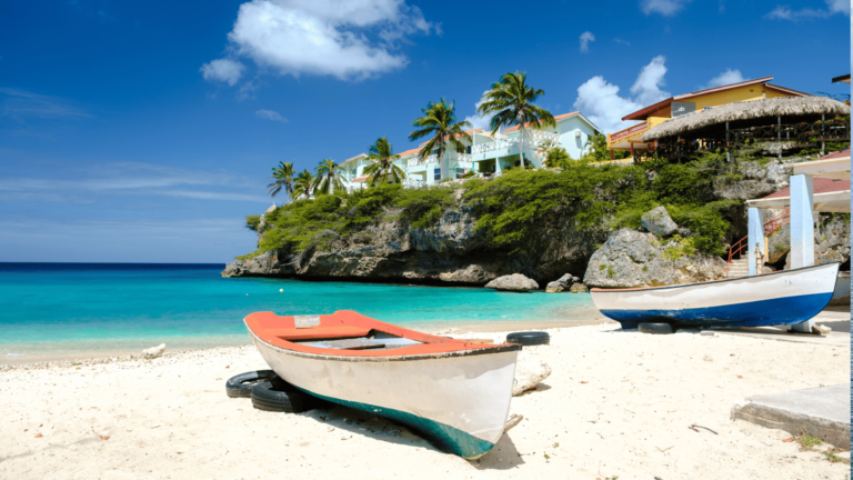Houten bootje op Playa Lagun op Curaçao