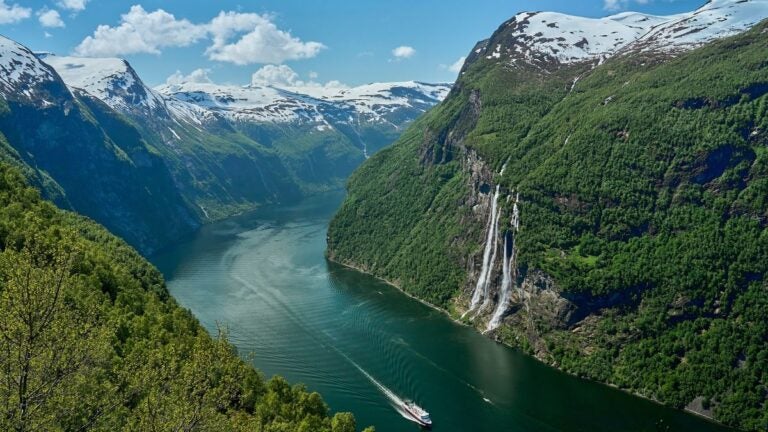 Ontdek de Geirangerfjord, een van de mooiste plekken van Noorwegen, met indrukwekkende watervallen, steile bergwanden en adembenemende fjordenlandschappen.
