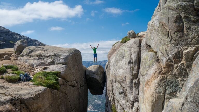 Hoog boven het Lysefjord bevindt zich Kjeragbolten, een geliefde bestemming voor wandelaars