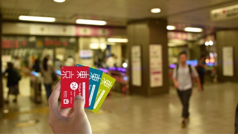 Metrokaartjes voor het openbaar vervoer in Tokyo in een metrostation, met verschillende dagpassen voor toeristen.