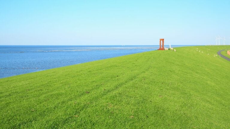 De Noordkaap is een van de meest indrukwekkende plekken in Noorwegen, waar je uitkijkt over de Arctische Oceaan en het ruige noordelijke landschap.