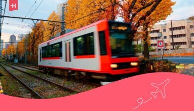 Moderne trein van het openbaar vervoer in Tokyo die door de stad rijdt tijdens de herfst.
