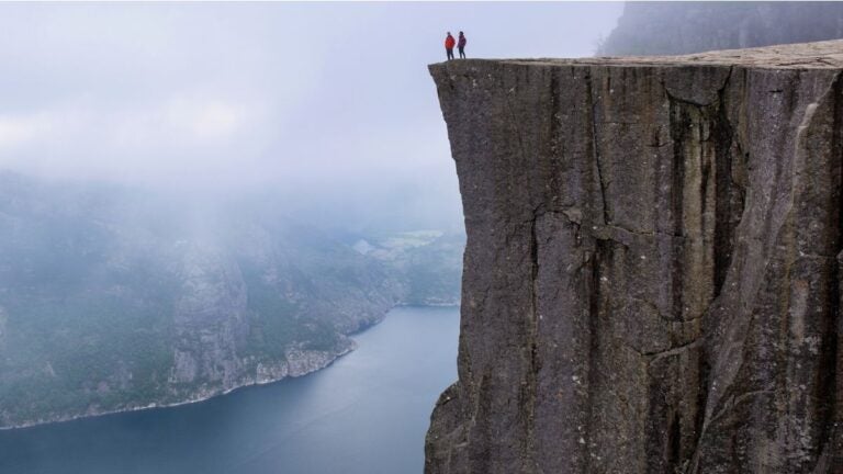 Preikestolen is een van de beroemdste en mooiste plekken in Noorwegen, met een spectaculaire klif die hoog boven de Lysefjord uitsteekt.