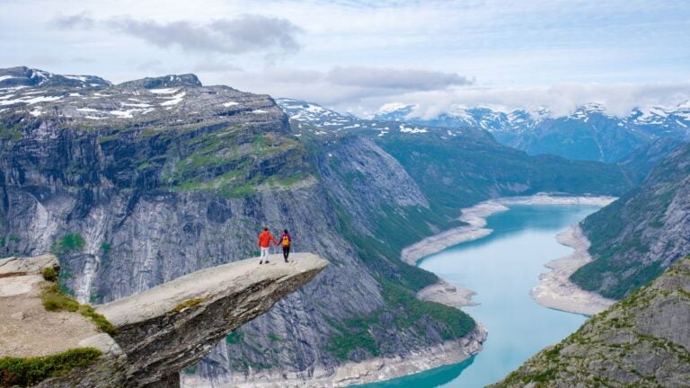 Trolltunga behoort tot de mooiste plekken in Noorwegen en biedt een iconisch uitzicht over fjorden en bergen – een must-see voor natuurliefhebbers en wandelaars.