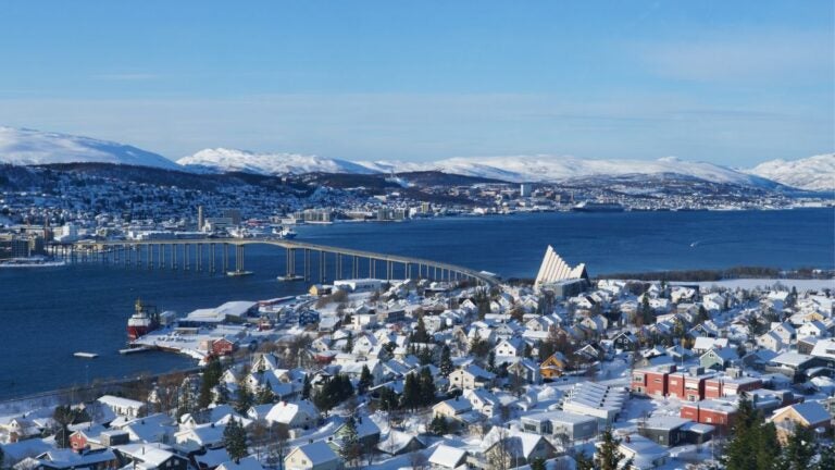 Tromsø in Noord-Noorwegen staat bekend om het noorderlicht, besneeuwde bergen en unieke Arctische sfeer – een van de mooiste plekken van Noorwegen in de winter.