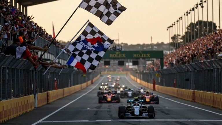 Formule 1-auto’s tijdens de seizoensfinale op het circuit, een van de grootste sportevenementen ter wereld