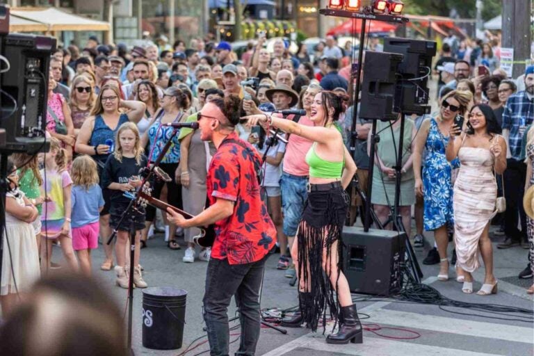 Straatmuzikanten geven een optreden in een Canadese stad