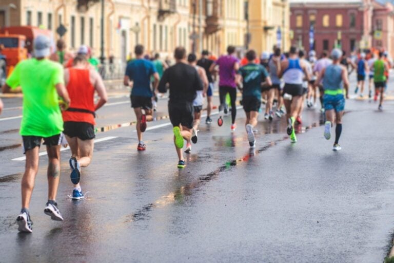 Lopers die deelnemen aan de London Marathon