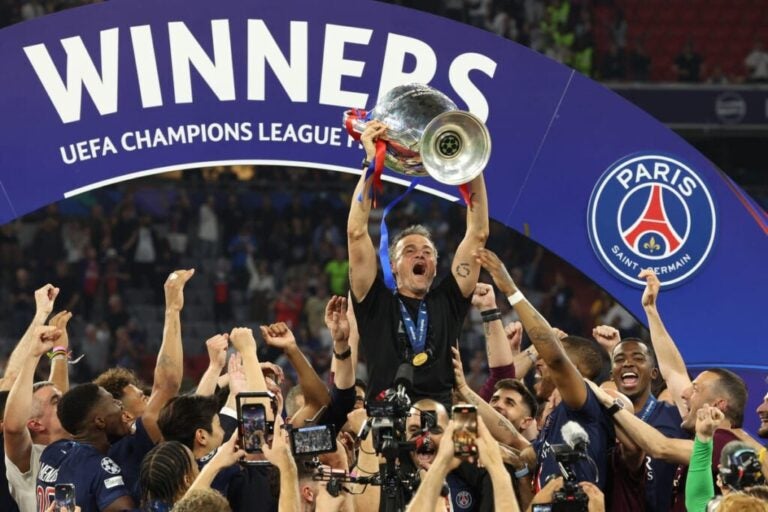 Spelers vieren de winst van de UEFA Champions League met de beker