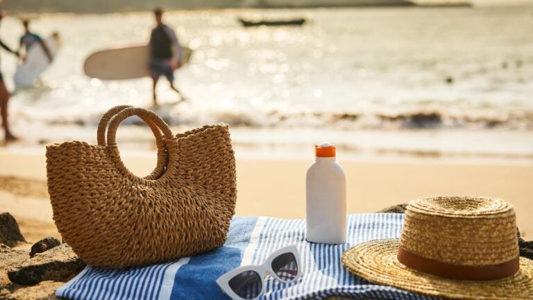 Strandspullen zoals zonnebrand en tas voor een paklijst voor Indonesië