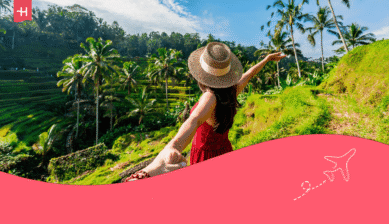 Vrouw bewondert de rijstvelden van Tegalalang op Bali als uitgelichte afbeelding voor een artikel over "Bali eten"