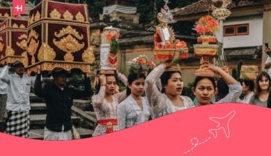 Balinese ceremonie met vrouwen die offers dragen tijdens een traditioneel ritueel