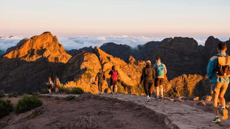 Wandelaars beklimmen de Pico do Arieiro op Madeira bij zonsopgang