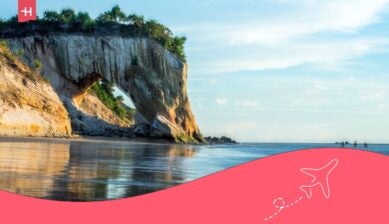 De indrukwekkende natuurlijke rotsboog van Tusan Beach in Maleisië tijdens het gouden uur – de beste reistijd voor Maleisië.