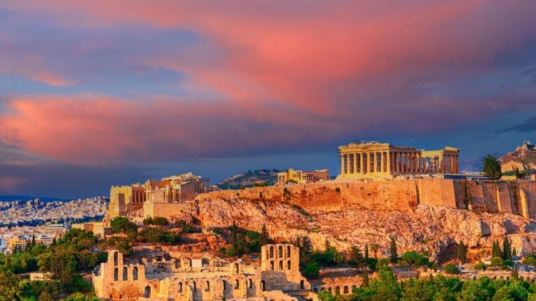 Panoramisch uitzicht op de historische Akropolis in Athene tijdens een spectaculaire zonsondergang, een cultureel hoogtepunt voor de beste stedentrips Europa.