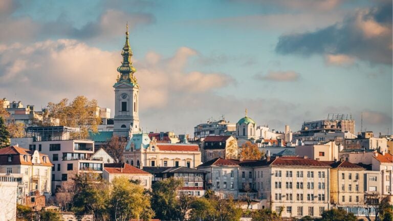 De sfeervolle skyline van Belgrado met de historische kathedraal van de Heilige Michaël tijdens de zonsondergang, een verrassende bestemming tussen de beste stedentrips Europa.