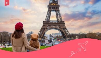 Een vrouw en een kind met baretten kijken uit op de Eiffeltoren in Parijs tijdens een kleurrijke zonsondergang. De afbeelding bevat het Holafly-logo linksboven en een roze grafisch element met een wit vliegtuigicoon onderaan.