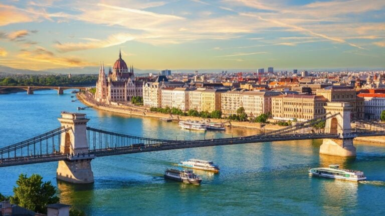 Prachtig panoramisch uitzicht over de Donau met de Kettingbrug en het Hongaarse parlementsgebouw in Boedapest bij zonsondergang, een absolute favoriet voor de beste stedentrips Europa.