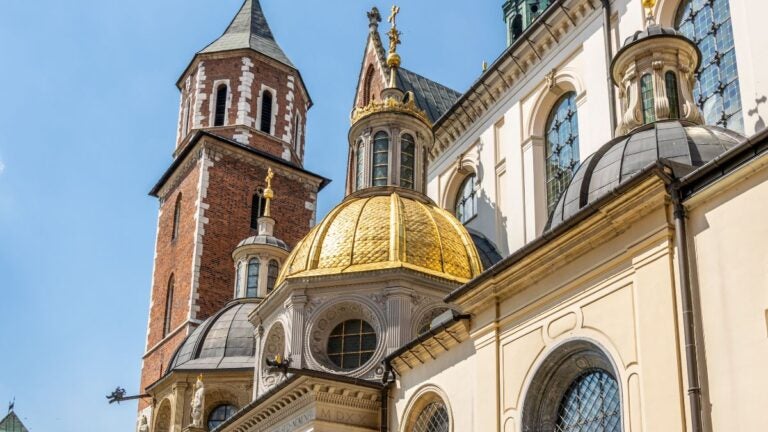De schitterende gouden koepels van de Wawel-kathedraal in Krakau, een van de meest historische en voordelige keuzes voor de beste stedentrips Europa.