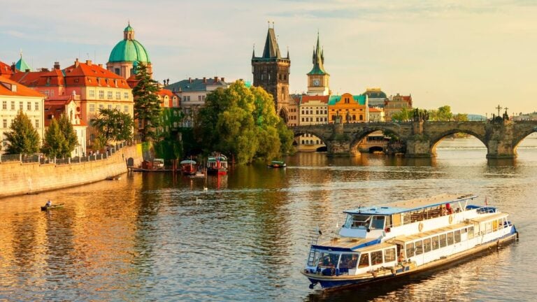 Een rondvaartboot op de Moldau met uitzicht op de Karelsbrug in Praag, een romantische setting voor de beste stedentrips Europa.