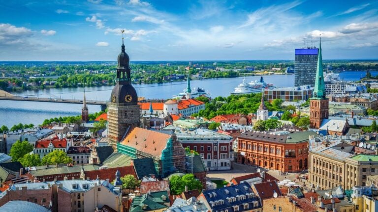 Een schitterend panoramisch uitzicht over de historische binnenstad van Riga en de rivier de Daugava, een unieke bestemming voor de beste stedentrips Europa.