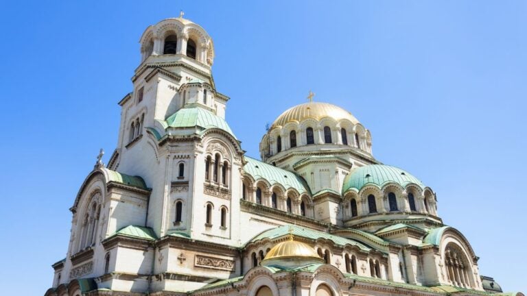 De imposante Alexander Nevski-kathedraal in Sofia met haar gouden en groene koepels tegen een strakblauwe lucht, een betaalbare en culturele optie voor de beste stedentrips Europa.