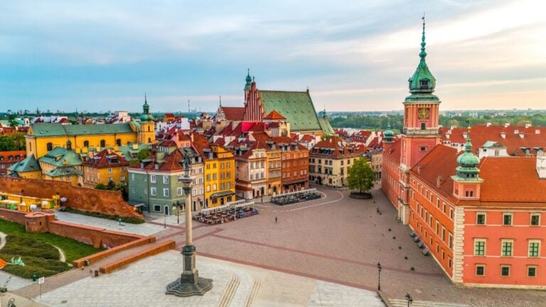 Een kleurrijke luchtfoto van het Kasteelplein in de oude stad van Warschau met het Koninklijk Kasteel en de Sigismund-zuil, een van de beste stedentrips Europa.